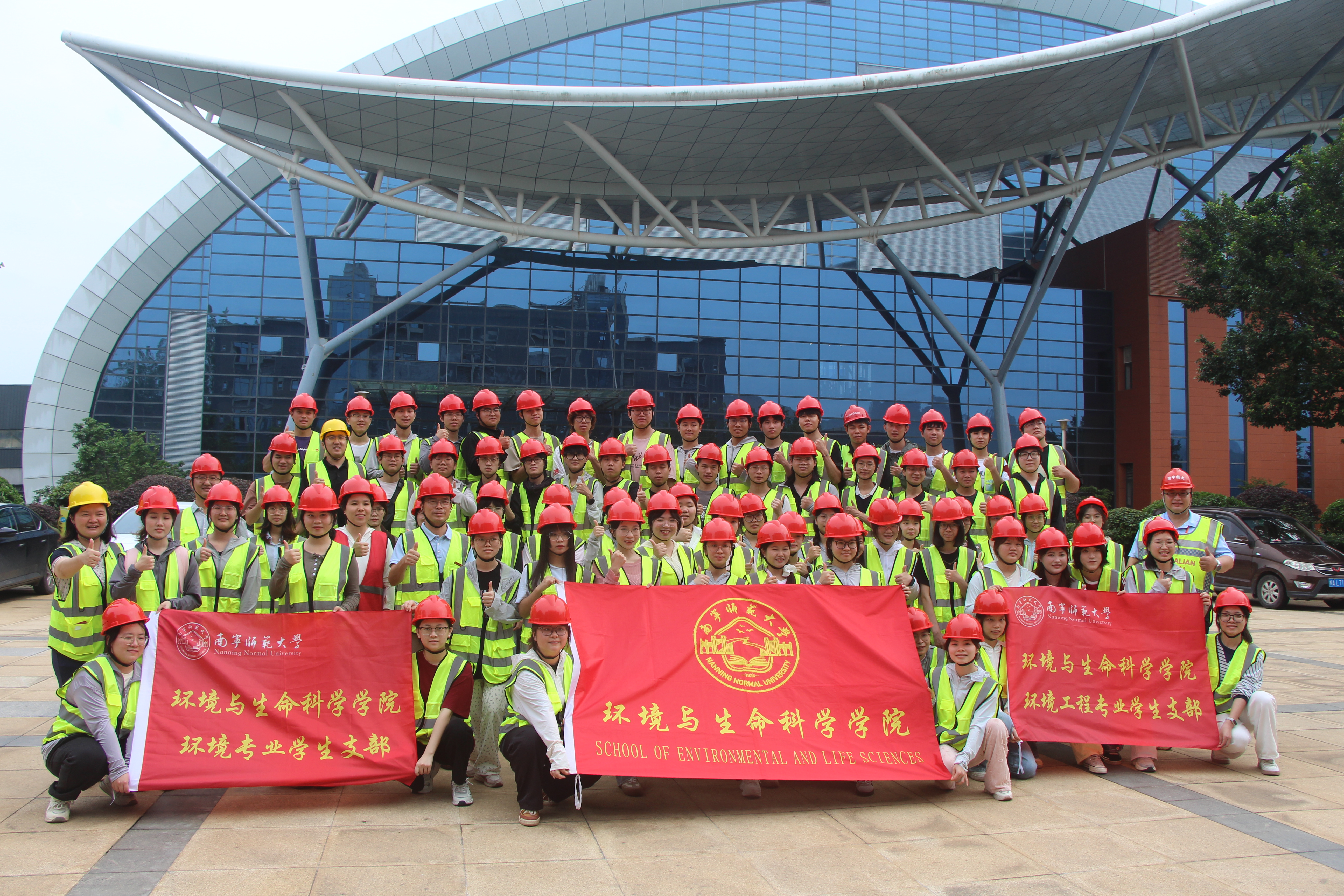 參觀合影.JPG 參觀合影.JPG